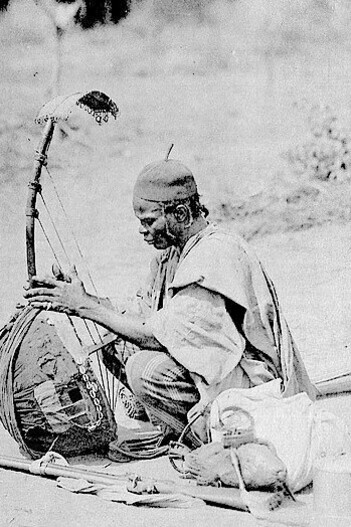 Os griots são herdeiros de uma tradição centenária na África Ocidental, atuando como contadores de histórias e detentores do patrimônio cultural
