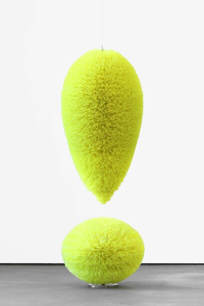 Richard Artschwager,
Exclamation Point (Chartreuse), 2008,
Plastic bristles on a mahogany core painted with latex,
165 x 66 x 66 cm | 65 x 22 x 22 inches
Edition 1/3
© Estate of Richard Artschwager/VG Bild-Kunst, Bonn,
2024.
Courtesy Sprüth Magers