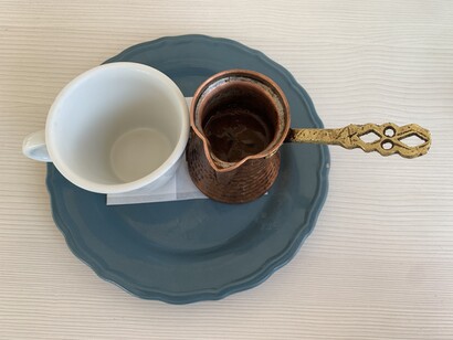 El briki tiene varios nombres y es de origen árabe, si bien nos llega a través de los turcos. Café griego en Almírida, julio 2021, Creta, Grecia