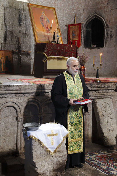 Prete si accinge a celebrare la messa in uno dei secolari monasteri armeni