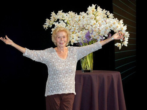 Louise Hay fin da bambina ha affrontato e superato sfide inimmaginabili, raggiungendo il successo a quasi 60 anni 
