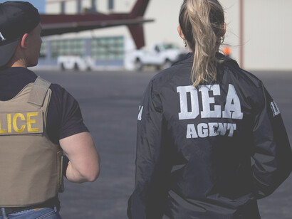 Pese a compartir jurisdicción con el FBI en el ámbito interno, la DEA es la única agencia responsable de coordinar y perseguir las investigaciones antidroga en el extranjero
