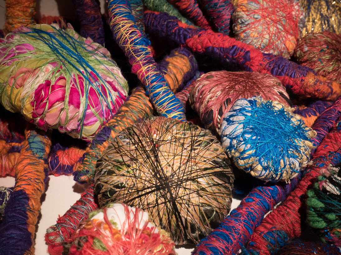 Sheila Hicks, Cordes Sauvages Pow Wow, 2015, linen, cotton, acrylic fibres, size: variable, Photo by Cristobal Zanartu