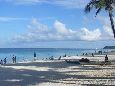 Già negli anni Novanta, la costruzione dell’aeroporto e di un campo da golf evidenziava la crescente pressione esercitata dal turismo sulle risorse dell’isola, in particolare sull’acqua. Boracay, Visayas Occidentali, Filippine