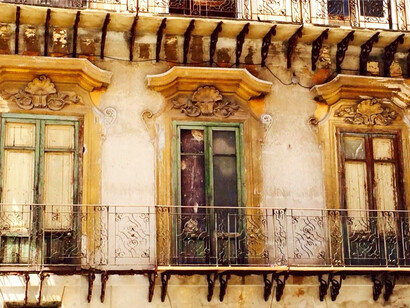 Typical Sicilian architecture of intricate moldings and iron-grill balconies © Alma Reyes