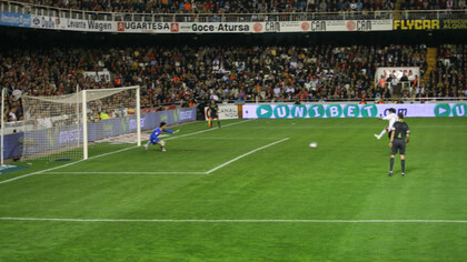 Durchführung eines Elfmeters. Spanische Liga, Saison 2006/07, 30. Spieltag (15. April 2007), Stadion Mestella, Valencia vs. Sevilla. Rechts; Stürmer David Villa (Valencia), links; Torwart David Cobenyo (Sevilla)