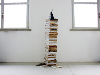 Federico De Leonardis, A tempo I, libri, metronomo, filo a piombo, installazione ambientale, 2008
