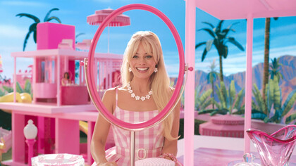 Margot Robbie interpreta a boneca Barbie no novo filme de mesmo nome