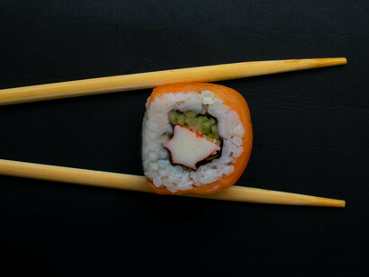 Sushi. Le prime tracce di storia ed evoluzione della cucina nipponica risalgono al periodo Heian (794-1185) quando l’aristocrazia usava consumare cibo in veri e propri banchetti