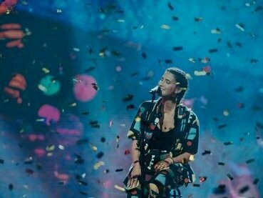 Maro em seu show. Quanto a Maro observo um carisma incrível, uma excelente presença de palco, um domínio da voz incrível alternando em frequências mais altas e mais baixas com grande perfeição. Mostrou toda a sua competência do Festival RTP da Canção 