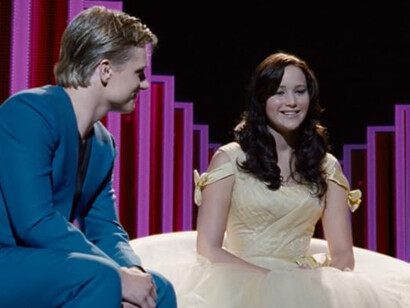 Este recurso narrativo refleja de forma cruda el funcionamiento de los reality shows actuales, en los que las emociones y el sufrimiento ajeno se consumen como productos de ocio