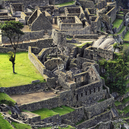 Trecho do setor residencial de Machu Pichu, com o labirinto de construções, suas escadarias, pátios e terraço.