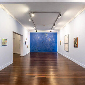 Varios artistas, Lemuria, creando el cielo en la tierra, vista de exhibición. Cortesía de Galería Casas Riegner 