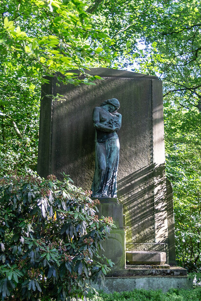 Benno Elkan, Perséfone (1908). Lápida en el cementerio Ostenfriedhof de Dortmund, Alemania