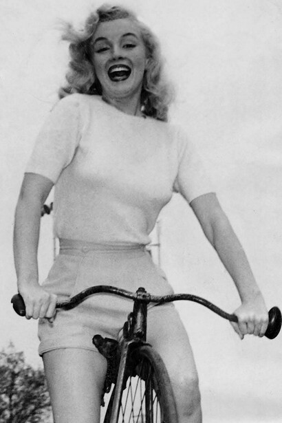 Una giovane Marilyn in bicicletta