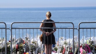 Flores junto al mar en recuerdo a las víctimas del atentado de Niza