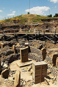 Göbekli Tepe, sito collinare vicino a Şanlıurfa, sud-est della Turchia, principale area di scavo da est. Derinkuyu e Göbekli Tepe, queste due città sotterranee sono tra le più antiche e misteriose del mondo, e rappresentano due capolavori di ingegno e creatività umana
