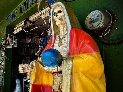 Negli ultimi anni, il culto della Santa Muerte si è diffuso a livello internazionale, specialmente negli Stati Uniti e in altre parti dell’America Latina