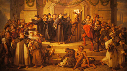 Pintura de Julius Hübner hecha en el siglo XIX que recrea el clavado de las noventa y cinco tesis de Martín Lutero, por medio de un muchacho, ante una multitud