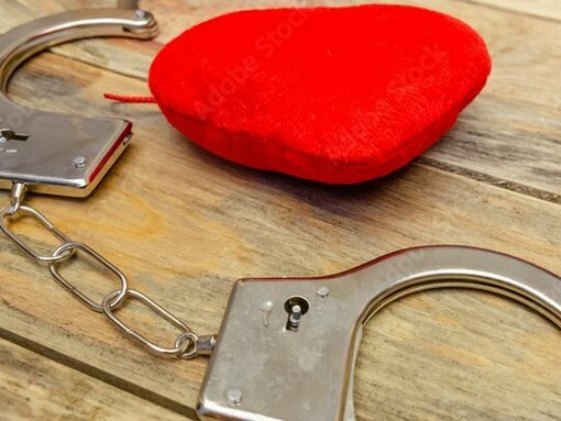 Uma criança com uma mãe narcisista pode começar a acreditar que suas próprias necessidades emocionais não são tão importantes quanto às da mãe. A busca incessante por aprovação e por satisfazer os desejos dessa figura materna pode se tornar uma constante na vida do filho. Essa dinâmica faz com que o filho desenvolva um sentimento de inadequação, pois, por mais que se esforce, nunca parece atingir o nível de perfeição que a mãe exige