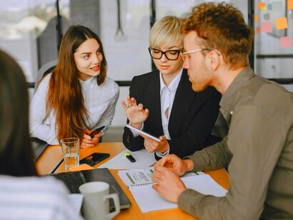 Pessoas trabalhando juntas. Ele percebeu que tratávamos de assuntos bem distintos, sem nenhuma interferência. Deve ter notado que seu trabalho não sofreu alterações devido a minha chegada e foi ficando mais tranquilo. Certo dia, pasmem, chegou a sorrir e contar um breve caso ocorrido na hora do almoço. As coisas estavam melhorando