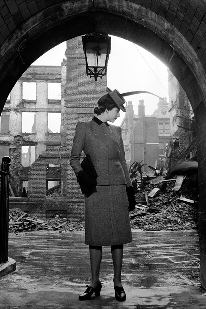 Lee Miller, Model Elizabeth Cowell wearing Digby Morton suit, Middle Temple, Londres, 1941. Courtesy of Musée d’Art Moderne de Paris © Lee Miller Archives England 2026. All rights reserve