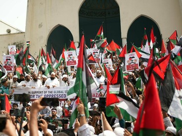 Manifestação pelo fim da ocupação da Palestina. O mundo tremeu quando ficou sabendo do que aconteceu durante a Alemanha nazista. Tremeu porque não sabia nem podia imaginar que alguém pudesse chegar a tal parâmetro de crueldade. Atualmente, ninguém pode dizer que não sabia. Ao menos não na Palestina. Outros genocídios em curso como em Tigray, Sudão ou Congo, infelizmente, não atraem as lentes das câmeras da imprensa internacional