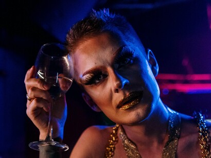 Drag queen. Sua opinião não te dá o direito de agir de forma preconceituosa, a liberdade de expressão não te dá o direito de dizer tudo o que você quer sem consequências e principalmente, sua religião não te dá o direito de tratar, dizer e agir com preconceito. O fato de pessoas trans continuarem relatando casos, continuarem reclamando e mesmo assim o preconceito continuar de forma tão escrachada, de não terem em quem se apoiar, de não conseguirem emprego, de não serem vistas como seres normais são as principais razões que levam tantas pessoas trans a cometer suicídio



