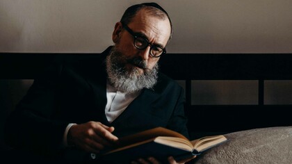 Psicólogo judeu lê um livro sobre a clínica psicanalítica 