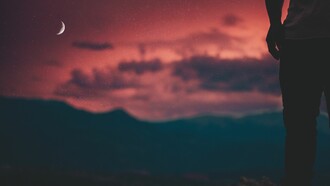 La luna vino a la fragua/ con su polisón de nardos./ El niño la mira, mira./ El niño la está mirando (Lorca)