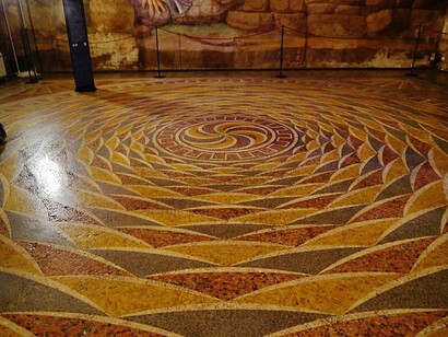 Sala dei Giganti. All’epoca della sua realizzazione, il pavimento della stanza era costituito da ciottoli, che venivano poi ripresi in pittura nei margini tra questo e le pareti, costituendo così un esempio perfetto di ambiente immersivo, sei secoli prima della realtà virtuale