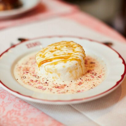 Una Ile flottant servita ad un bar