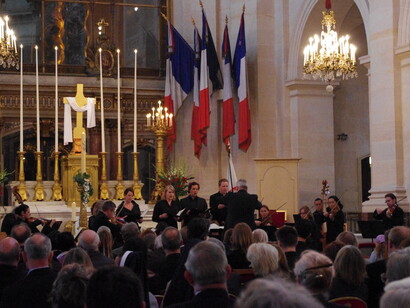 Les Musiciens du Louvre-Grenoble , en la iglesia de los Inválidos, dirigido por Marc Minkowski. Concierto para Polonia después de la tragedia de Smolensk, sábado 10 de abril de 2010, cuando el vuelo 101 de la Fuerza Aérea de Polonia, que llevaba al Presidente de Polonia Lech Kaczyński y a numerosas personalidades políticas país, se estrelló en la base aérea de Smolensk cercana a Smolensk (Rusia), pereciendo todos los pasajeros a bordo. París, Francia