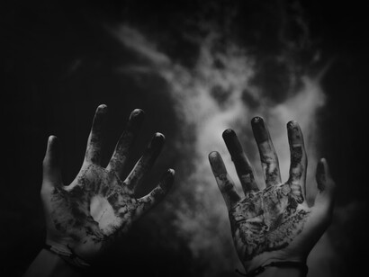 Nefarius se había apoyado sobre la mesa, preso de una extraña excitación