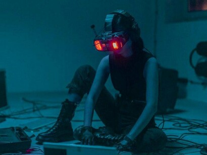 Mulher usa aparelho de realidade virtual. Portugal tem procurado posicionar-se como um país inovador no campo da inteligência artificial. Iniciativas como o AI Portugal 2030 visam colocar o país na vanguarda desta revolução tecnológica, promovendo a investigação e o desenvolvimento de soluções baseadas em IA

