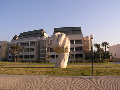 Su voz adquiere un tono enérgico y dramático, para denunciar el imperialismo yanki, una voz que traspasará fronteras y cruzará mares para que llegue a todos los confines de la tierra.  Dibujar el espacio. Campus Universidad de Alicante, España