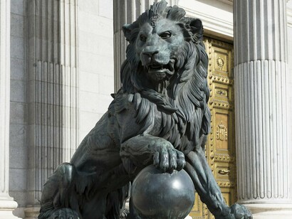 Uno de los leones que custodian la puerta del Congreso de los Diputados en Madrid