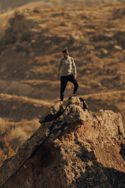 Homem em cima de rocha nas montanhas da Patagonia, Argentina