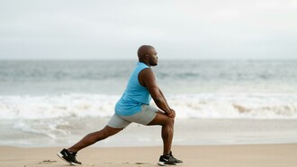 A recuperação não é um luxo ou uma pausa opcional — é uma etapa fundamental do treinamento. Isso já foi comprovado por inúmeros estudos científicos que investigam os mecanismos envolvidos na reparação muscular, no controle da inflamação e no reequilíbrio hormonal. Para atletas que treinam diariamente em alta intensidade, submetidos a estresse físico e mental constante, entender a importância da recuperação é essencial para evitar o esgotamento e garantir resultados duradouros