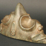 “Cemí”. Trigonolito

Materiales: Piedra

Período Tardío 800- 1600 d.C.

Medidas: 130 mm de alto x 230 mm de ancho