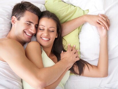 Una pareja en la cama