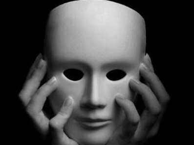 Precocupando-nos com a opinião dos outros mais do que com a sua própria renunciamos ao nosso eu verdadeiro e passamos a “vender” uma imagem 