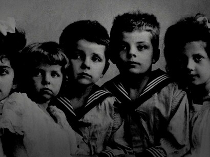 Antoine de Saint-Exupéry de niño (segundo a la derecha)