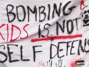 Nelle piazze di numerosi Paesi, cittadini e associazioni protestano contro la devastazione di Gaza e chiedono la fine delle violenze contro la popolazione palestinese. Le manifestazioni mostrano come la questione non riguardi soltanto gli equilibri geopolitici, ma anche la tutela dei diritti fondamentali