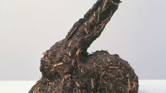 Dieter Roth, Karnickelköttelkarnickel oder Scheisshase (Rabbit-pellets-rabbit or Shite-hare)  1972,  Dung, straws, string, Ed. von 250 (+ 25 a.p.),  Approx. 18 x 18 x 11 cm / 7 1/8 x 7 1/8 x 4 3/8 inches, ROTH 28794 © Galerie Eva Presenhuber