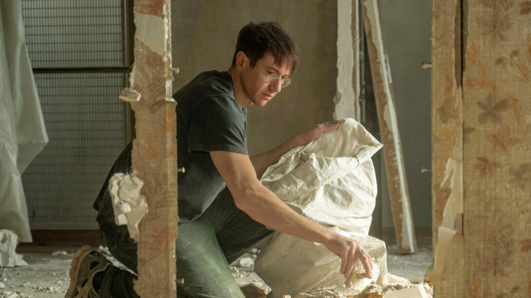 Bastien Bouillon in una scena del film diretto da Valérie Donzelli "La mattina scrivo"