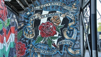 "In memoria dei tifosi morti prima della finale di Coppa Europa Juventus-Liverpool allo stadio Heysel di Bruxelles nel maggio 1985". Questo graffito si trova anche sul fondo della tribuna Aad Mansveld.
Questo stadio sarà demolito alla fine del 2007