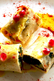 Crepes salate al forno farcite con zucca e bietole, guarnite con crema di ceci e chicchi di melograno, paprika dolce  