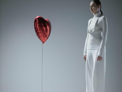 Portanto, se o mundo é aquilo que sua essência alcança, é provável que não seja ele que tenha errado/faltado na ordem das coisas, espera! Só mais uma talvez.... É, que talvez esse negócio de culpar o mundo/Universo seja só uma desculpa desonesta que damos a nós e ao mundo, não é mesmo?
