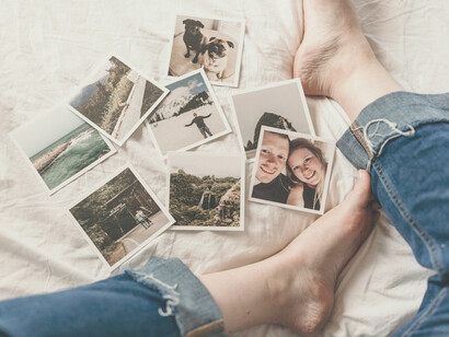 Mujer con las fotos de un amor que llega a su fin. Ahora solo existes en las líneas de un diario sin fecha, en una
fotografía olvidada en la solapa de un libro